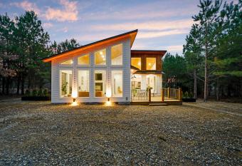 Sugar in the Pines - Luxury Honeymoon Cabin has rooms with a private hot tub