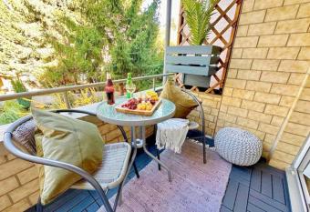 Design Apt. Messe   HBF   Uniklinik allows 18 year olds to book a room