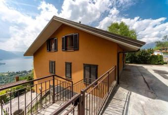 BOLOGNA HOUSE - relax privacy and magic lake view has Balcony rooms