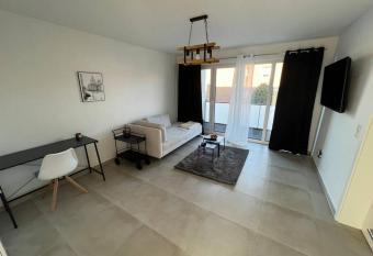 Sch  ne 2-Zimmer Wohnung + Balkon has Balcony rooms