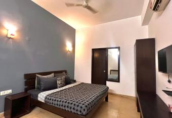 Room with attach washroom on main road has Smoking/Balcony rooms