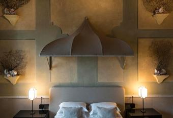 Hotel Palazzo Durazzo Suites has rooms with a private hot tub