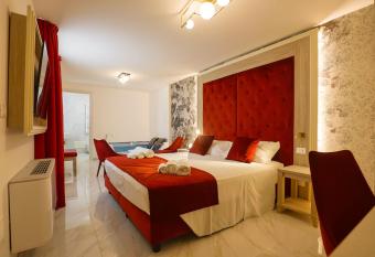 Grotta Saracena Resort has rooms with a private hot tub