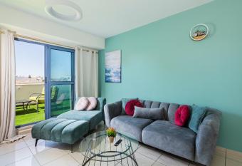 Apartments At The Window Of Jerusalem, Jaffa 97 has rooms with a private hot tub