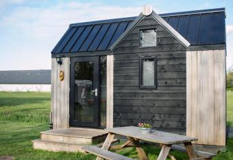 Tiny house Giethoorn allows 18 year olds to book a room
