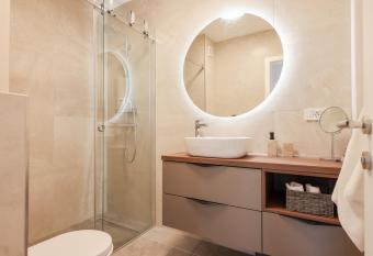 Komod has rooms with a private hot tub