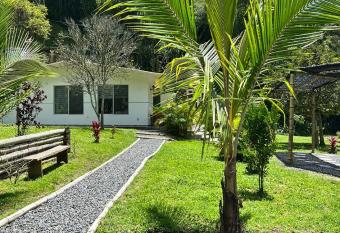 Finca Hostel Maranta has Balcony rooms