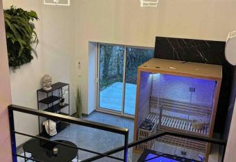 L   insolite airbnb has Balcony rooms