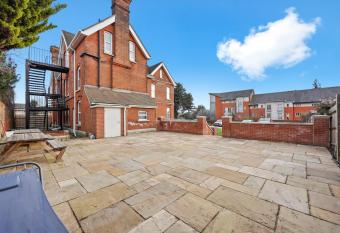 Beautiful Boutique Maidstone Gem - Sleeps 3 allows 18 year olds to book a room