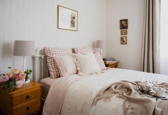 Iffley Cottage by Eleanor & Ruby has Balcony rooms