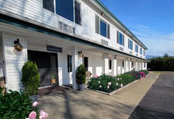 South Side Inn - Burlington allows 18 year olds to book a room