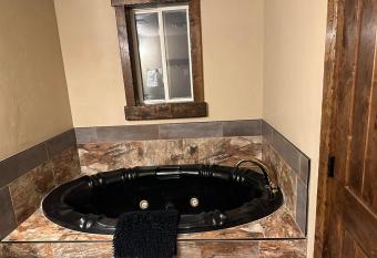 Zion Cliff Lodge has rooms with a private hot tub