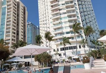 Ocean Pacific appartment has Smoking/Balcony rooms