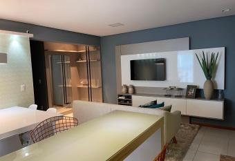 Apto. em Condom  nio Frente Mar has rooms with a private hot tub