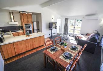 The Hidden Gem - tranquility close to town has Balcony rooms