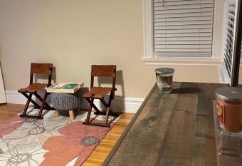 Fully furnished (Pearl) Modern deco updated 1 bedroom/1bathroom allows 18 year olds to book a room