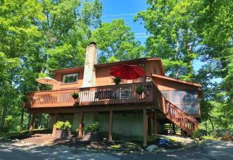 Villa Cornelia has rooms with a private hot tub
