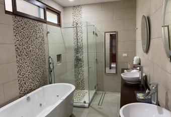 Miotrakasa has rooms with a private hot tub