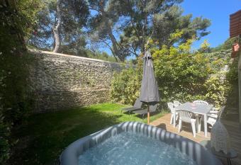 Petit coin de paradis dans un domaine avec salle de sport et acc  s priv   au parc de Bonneterre allows 18 year olds to book a room