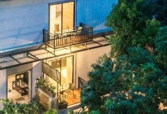 The Garden Deluxe Home Stay has Smoking/Balcony rooms