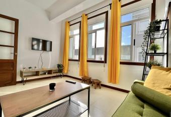 Green Door Coru  a allows 18 year olds to book a room