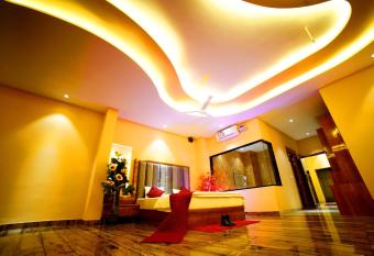 Hotel M2M Sonipat has rooms with a private hot tub