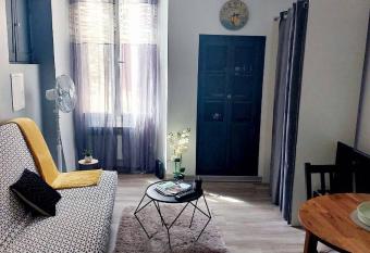 Studio C  sar - Tourtour allows 18 year olds to book a room