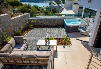 Beach Walk Luxury Suites allows 18 year olds to book a room