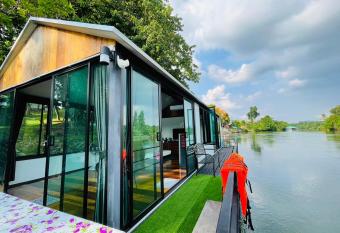 Khun Mon Raft has Balcony rooms