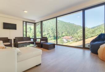 Beautiful house 15min from Bilbao allows 18 year olds to book a room