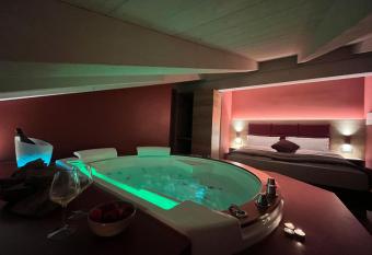 Le Rocce (Quality Room & Breakfast) has rooms with a private hot tub