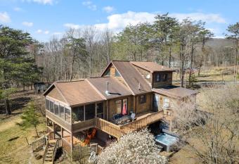 Huge Chalet Cabin w Hot Tub, Wraparound Deck, WiFi has Balcony rooms