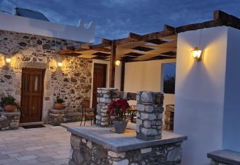 Paradisi Stone House has Balcony rooms