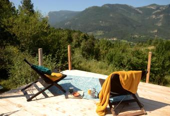 Ecolodge de la Ferme du Chant de Cailloux allows 18 year olds to book a room