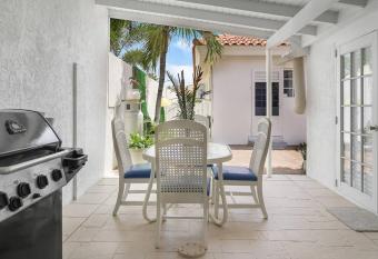 Cozy and full apartment @5 mins to the beach, BBQ allows 18 year olds to book a room