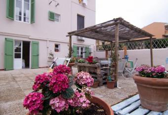 [200metri dal mare] raffinato chalet con giardino allows 18 year olds to book a room