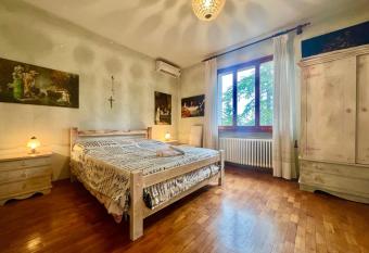 [Monzuno] Elegante Suite allows 18 year olds to book a room