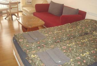 Private room apart. near Elbe allows 18 year olds to book a room