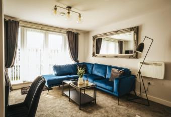 Chic 2 bedroom apartment Salford Quays the lowry has Balcony rooms