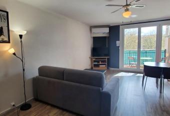 40m - view on the main square of Saint Aygulf has Balcony rooms