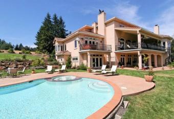 8 Acre Luxury vineyard villa, pool, 2 hot tubs has rooms with a private hot tub