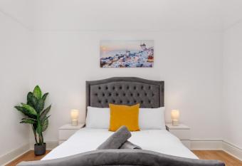 Flatzy - Huge 7 Bed House Close to Football Stadiums has Balcony rooms