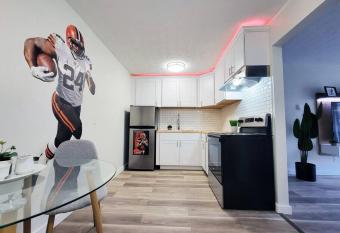 Spacious Upgraded Private HOF Apt - 7 minute walk has Balcony rooms