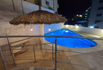 Casa Punta Bruja Condesa has rooms with a private hot tub