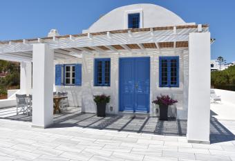 Spacious veranda, house for 3, in the village. allows 18 year olds to book a room