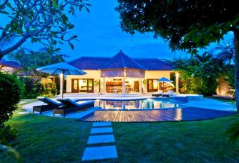 Villa Mango - 3 Bedroom Villa in Seminyak has rooms with a private hot tub