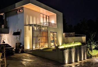 Cottonwood Exclusive Villa Sagarmatha @Puncak has Balcony rooms