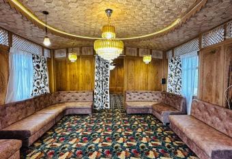 The Apollo Houseboat has rooms with a private hot tub