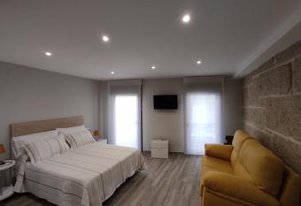 Alojamiento Tur  stico Los Girasoles allows 18 year olds to book a room