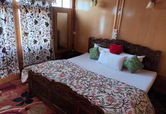 The Fresh Breeze group of Houseboats allows 18 year olds to book a room